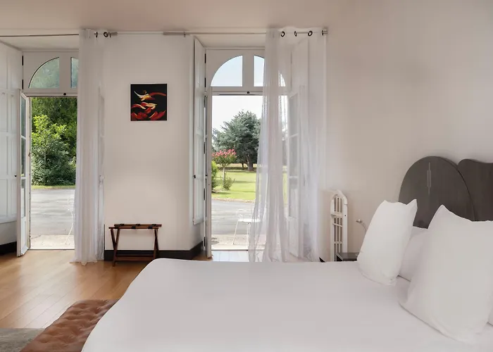 Hotel Chateau De Briancon, The Originals Relais Baune